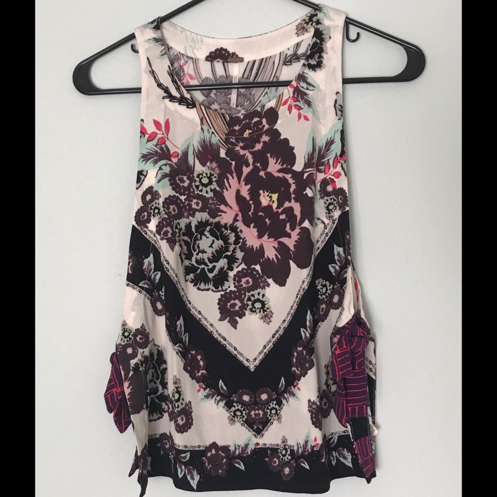 FREE PEOPLE open sides sleeveless top✨